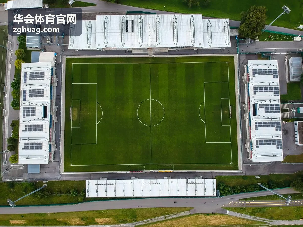 华会体育官网羽毛球场地灯光与地板条件